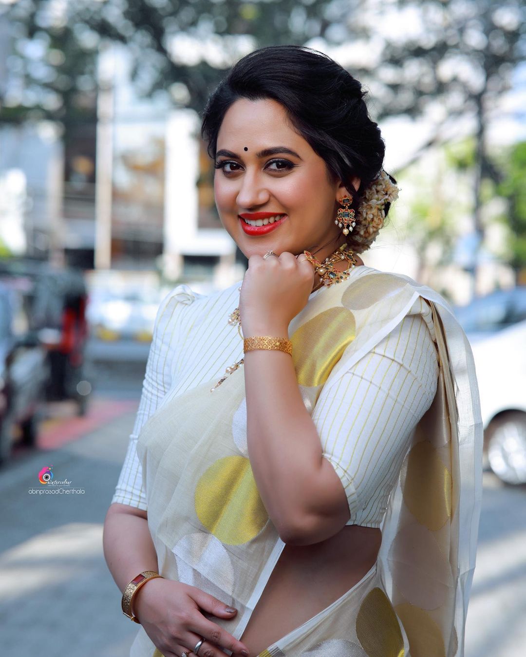 MALAYALAM ACTRESS MIYA GEORGE BEAUTIFUL JEWELRY IN WHITE SAREE 4